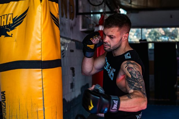 Hoe kun je een balans vinden tussen cardio en krachttraining in je regime?